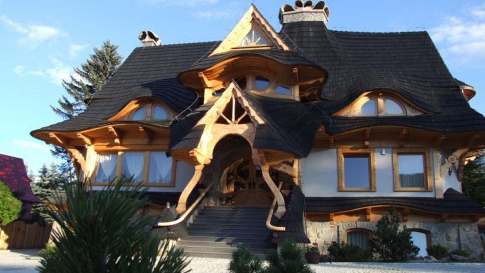 Дом дерево где находится. Проекты сказочных домов. Необычный деревянный дом. Оригинальные крыши. Проекты необычных домов.